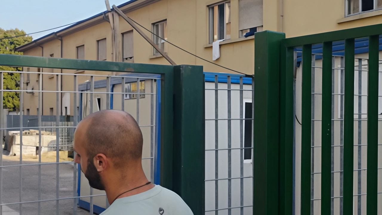 A Pavia, il dormitorio San Carlo necessita di una manutenzione straordinaria per garantire l'agibilità dopo il trasferimento degli utenti. Il progetto prevede sostituzione serramenti, riparazione infiltrazioni e rifacimento impianti. Il costo previsto è di 100mila euro. Anche il Villaggio San Francesco sarà chiuso per ristrutturazione, cambiando destinazione d'uso da stranieri minorenni a persone in difficoltà temporanea. A Pavia, il dormitorio San Carlo necessita di una manutenzione straordinaria per garantire l'agibilità dopo il trasferimento degli utenti. Il progetto prevede sostituzione serramenti, riparazione infiltrazioni e rifacimento impianti. Il costo previsto è di 100mila euro. Anche il Villaggio San Francesco sarà chiuso per ristrutturazione, cambiando destinazione d'uso da stranieri minorenni a persone in difficoltà temporanea.