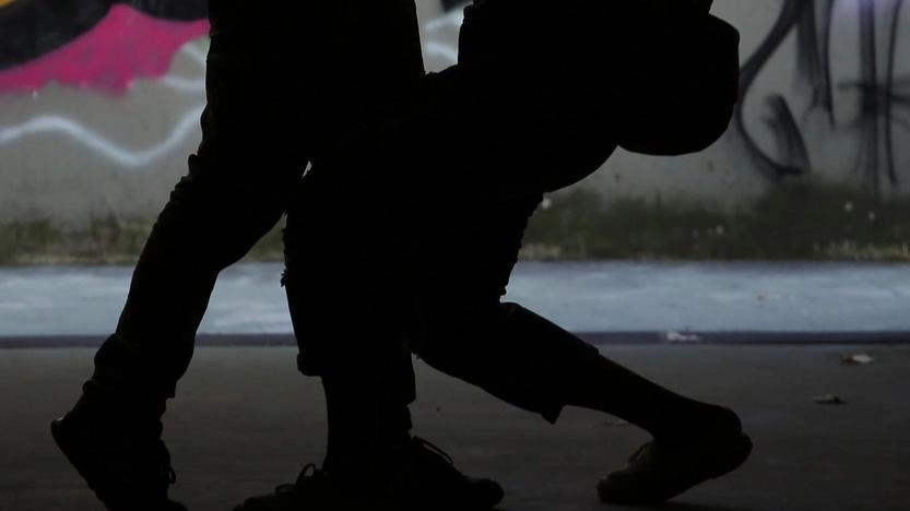 Così viene descritto il leader ventenne della gang di giovanissimi dal giudice di Brescia che ieri ha disposto sette misure cautelari. Cinque gli episodi contestati alla banda tra i 18 e i 22 anni. Così viene descritto il leader ventenne della gang di giovanissimi dal giudice di Brescia che ieri ha disposto sette misure cautelari. Cinque gli episodi contestati alla banda tra i 18 e i 22 anni.