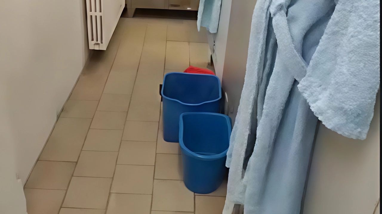 Secchi per raccogliere l’acqua negli spogliatoi del Radiomobile in via Custodi Secchi per raccogliere l’acqua negli spogliatoi del Radiomobile in via Custodi