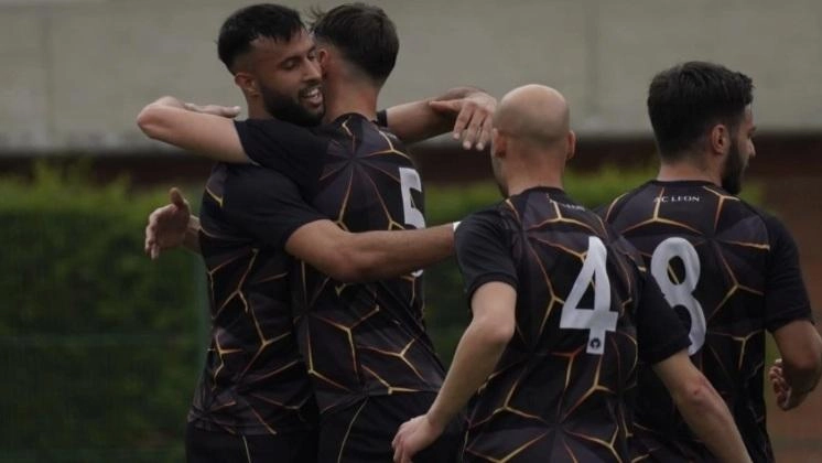 La Leon affronta la Trevigliese per un posto negli spareggi nazionali di Serie D. Ghidelli guida la squadra. La Leon affronta la Trevigliese per un posto negli spareggi nazionali di Serie D. Ghidelli guida la squadra.