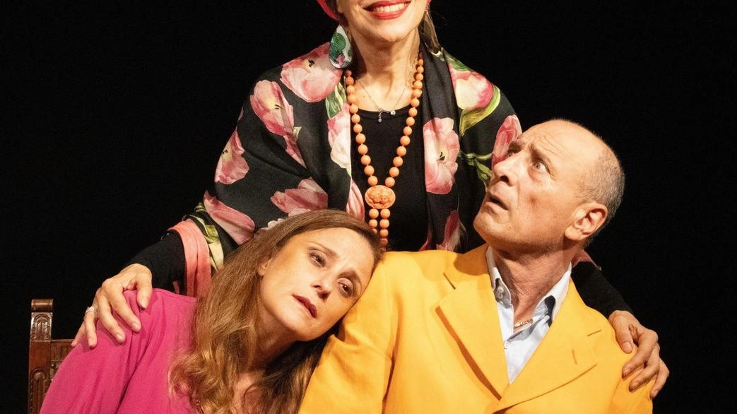 Con lo spettacolo “Una mamma di troppo“, la commedia di Valeria Cavalli, si ride molto ma al tempo stesso si riflette Con lo spettacolo “Una mamma di troppo“, la commedia di Valeria Cavalli, si ride molto ma al tempo stesso si riflette