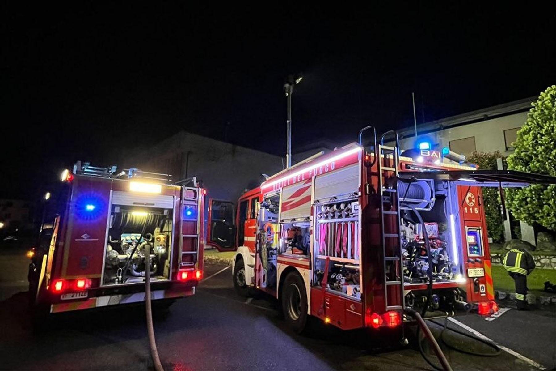 grosio incendio in un8217autofficina danni ingenti ipotesi dolosa