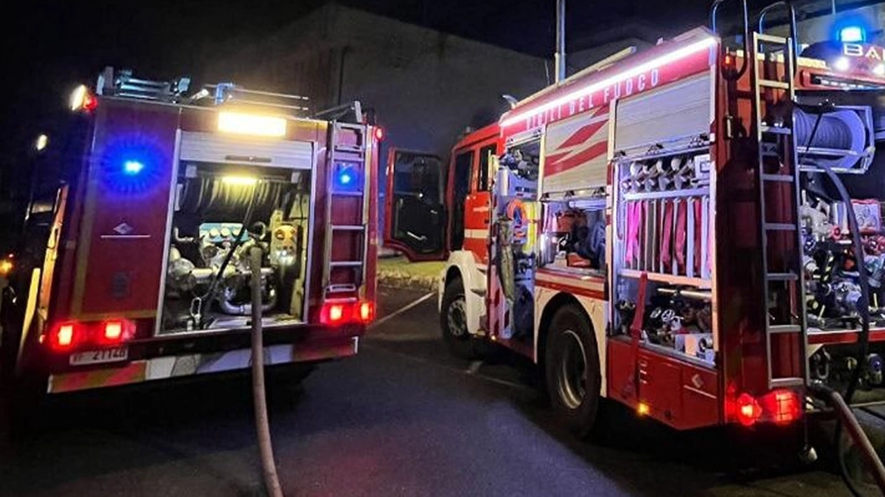 Incendio nella notte, vigili del fuoco in azione Incendio nella notte, vigili del fuoco in azione