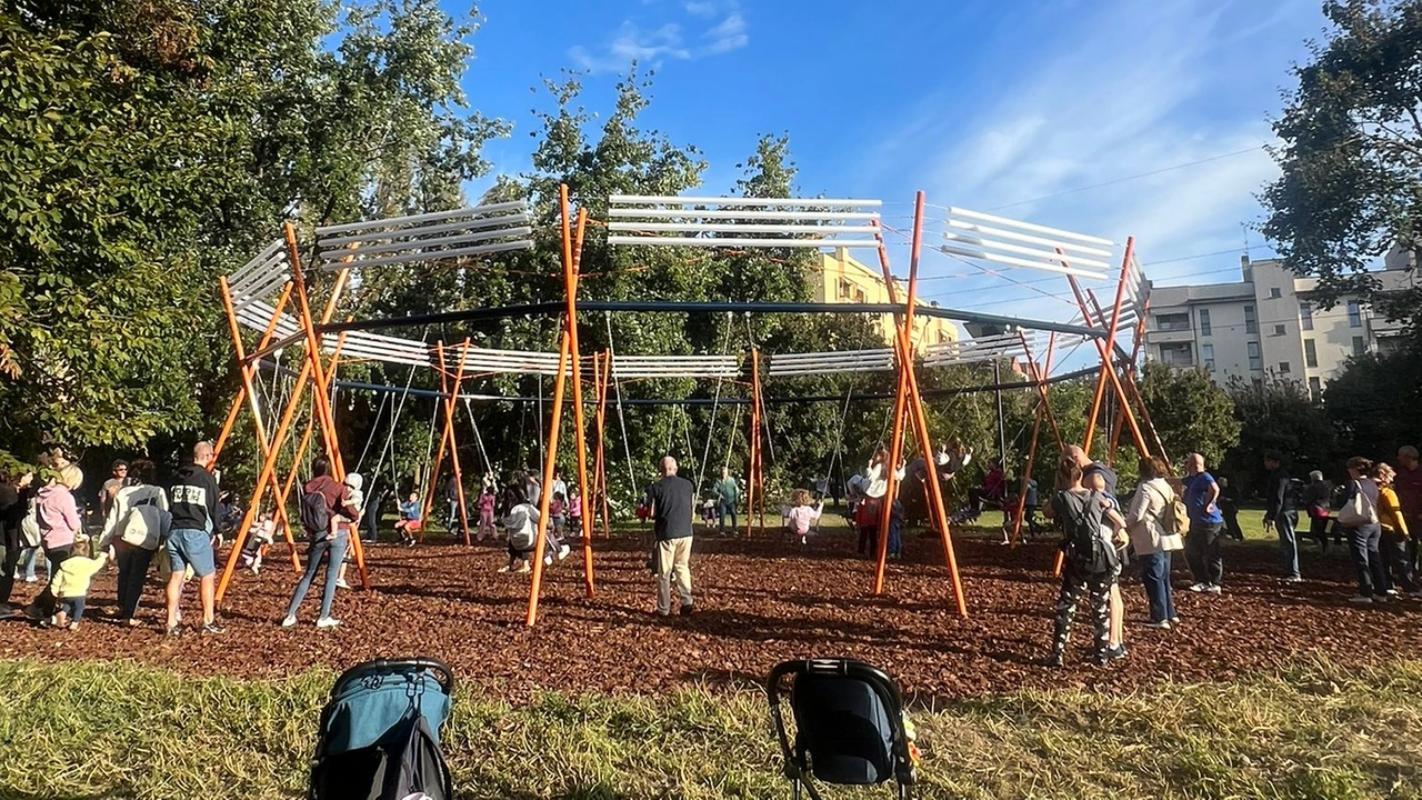 A Buccinasco inaugurata l'altalena Swing A Buccinasco inaugurata l'altalena Swing