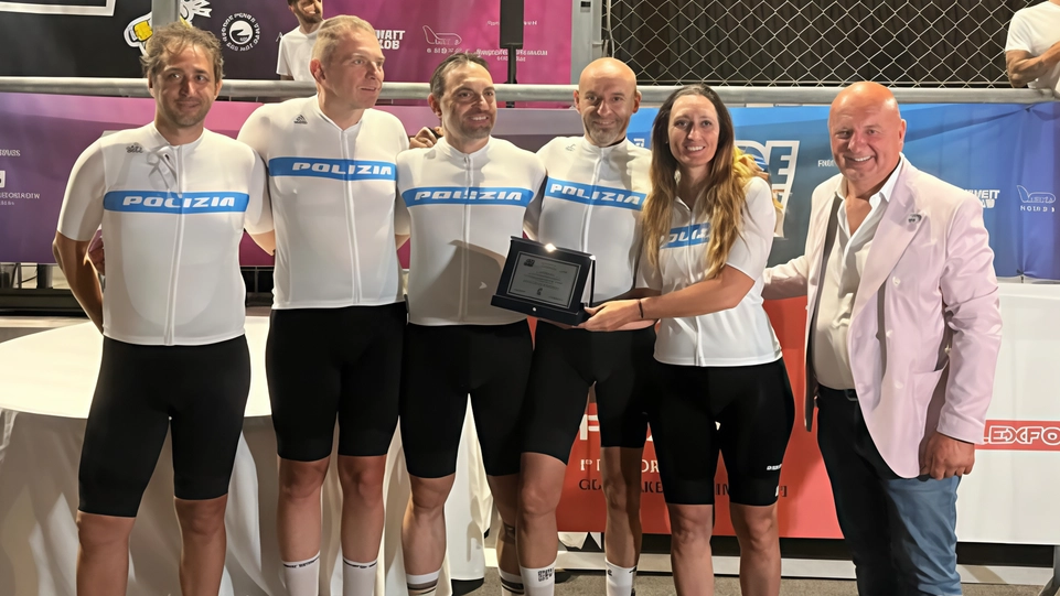 Anche la polizia di Stato ha partecipato con due squadre alla competizione ciclistica a scopo benefico “RideBeat” all’Autodromo di Monza,... Anche la polizia di Stato ha partecipato con due squadre alla competizione ciclistica a scopo benefico “RideBeat” all’Autodromo di Monza,...