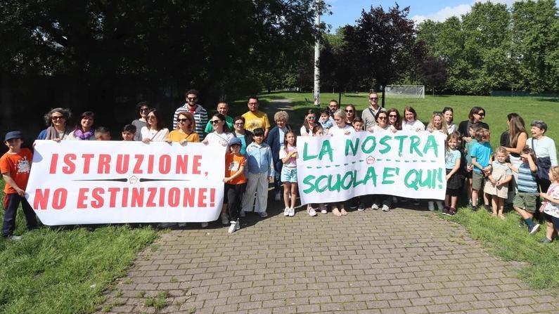L’odissea dell’istituto Massaua. Festa nella scuola che non c’è: "Noi siamo ancora qui. Le ruspe no" L’odissea dell’istituto Massaua. Festa nella scuola che non c’è: "Noi siamo ancora qui. Le ruspe no"