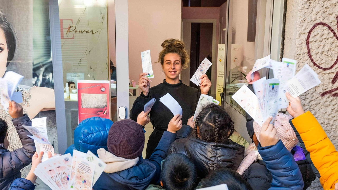 I piccoli alunni mentre offrono i segnalibri e le locandine da loro realizzati ai commercianti della zona (Foto di Andrea Fasani/Ansa) I piccoli alunni mentre offrono i segnalibri e le locandine da loro realizzati ai commercianti della zona (Foto di Andrea Fasani/Ansa)