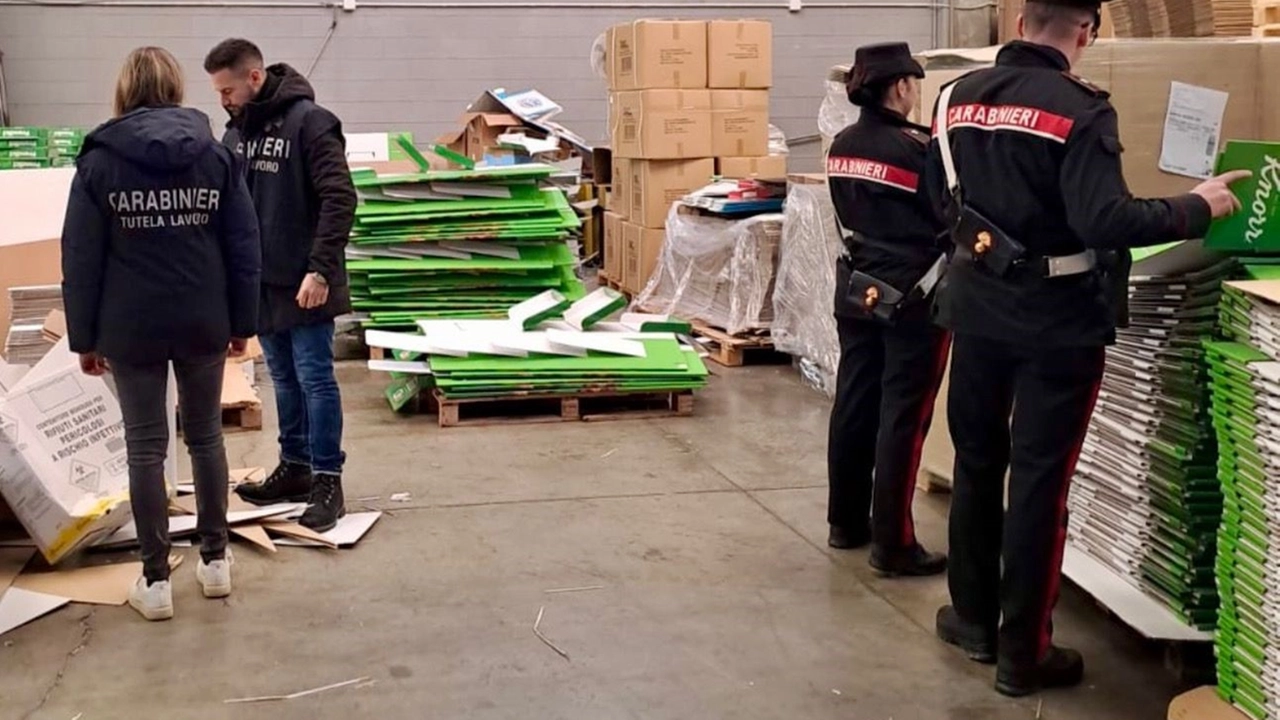 L'intervento dei carabinieri del Nucleo ispettorato del lavoro all'interno del capannone L'intervento dei carabinieri del Nucleo ispettorato del lavoro all'interno del capannone