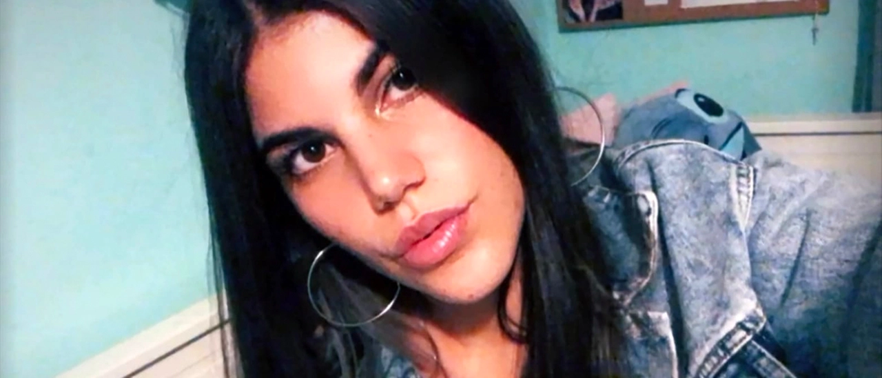 Sofia Castelli uccisa dall’ex, imbrattato il murale per la vittima a Cologno Monzese. La mamma: “Offesa al suo ricordo”
