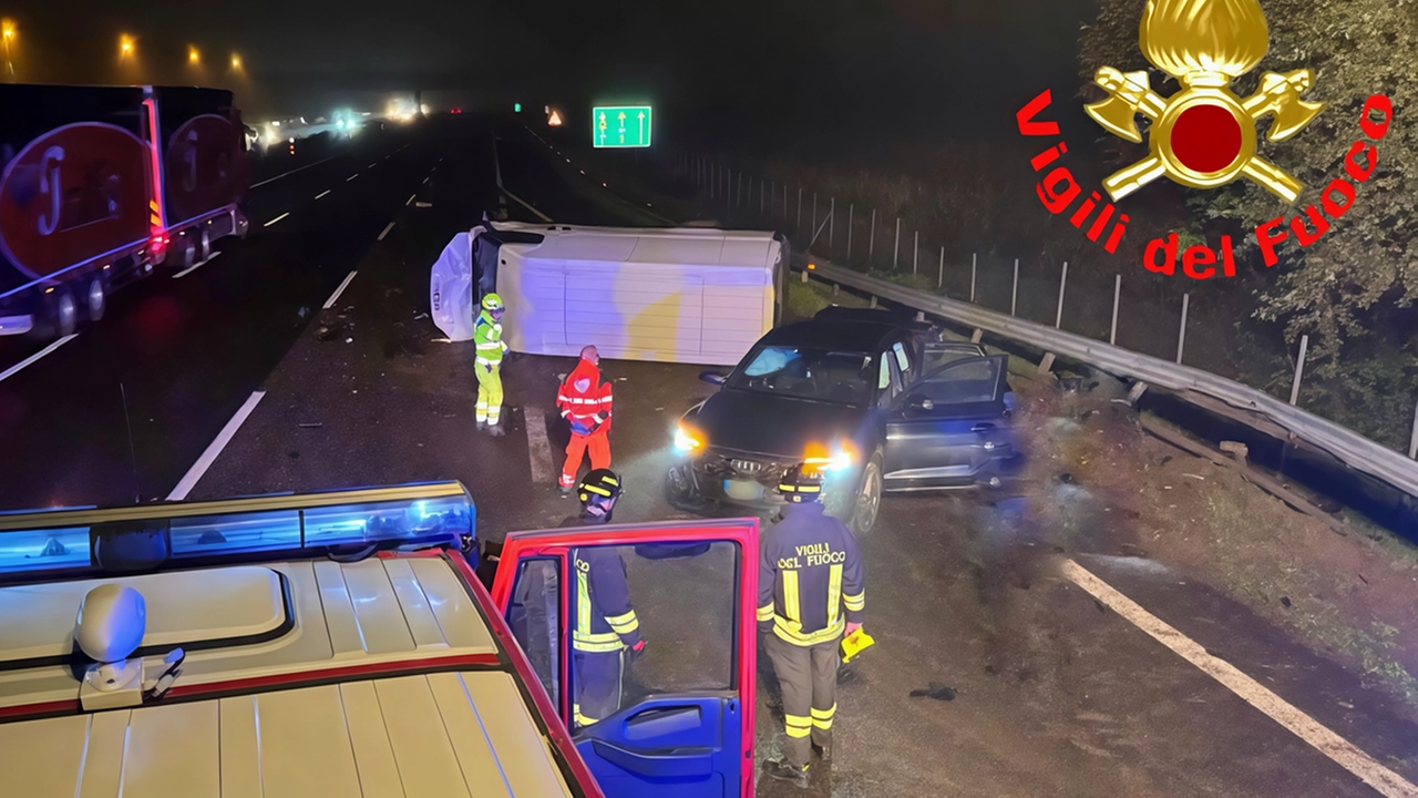 Sull’A1 in direzione Nord, all’altezza di Casalpusterlengo, il furgone bianco si è scontrato con una macchina scura ed è finito ribaltato sulla corsia Sull’A1 in direzione Nord, all’altezza di Casalpusterlengo, il furgone bianco si è scontrato con una macchina scura ed è finito ribaltato sulla corsia