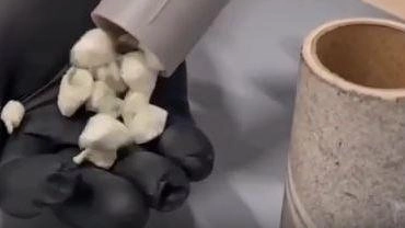 Dentro la spazzola c’erano 18 grammi di coca e 665 euro in contanti. Altra droga in un box Dentro la spazzola c’erano 18 grammi di coca e 665 euro in contanti. Altra droga in un box