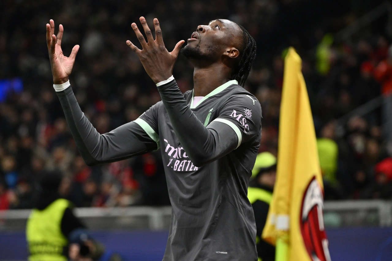 Tammy Abraham esulta con gli occhi al cielo dopo il gol del 2 a 1