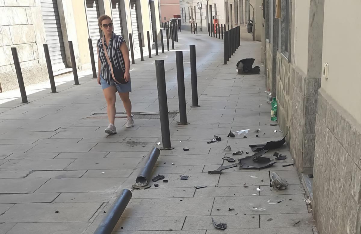 Auto fuori controllo in piazza Vittoria nessuno in strada: tragedia scampata Auto fuori controllo in piazza Vittoria nessuno in strada: tragedia scampata