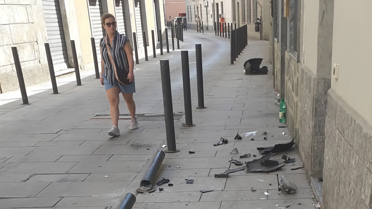 Auto fuori controllo in piazza della Vittoria, abbattuti i paletti. Un automobilista, con tutta probabilità a velocità sostenuta, ha... Auto fuori controllo in piazza della Vittoria, abbattuti i paletti. Un automobilista, con tutta probabilità a velocità sostenuta, ha...
