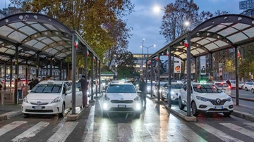 Bando per 450 licenze taxi a Milano, arrivate più di 700 richieste: quando avremo più auto bianche?