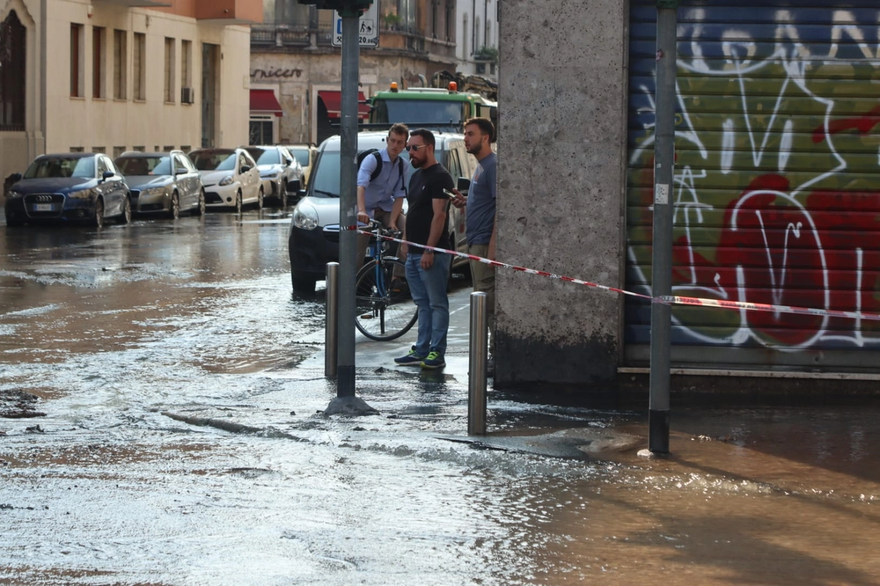 Nastro bianco e rosso per chiudere la strada (Salmoirago)