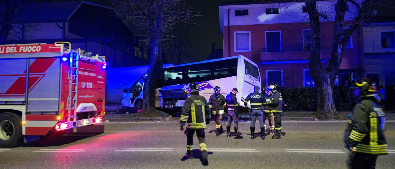 L'autobus "appoggiato" a uno degli alberi contro cui ha terminato la sua corsa (Fotolive)