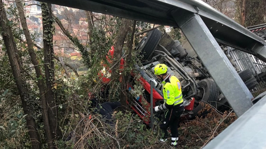 Il camion ribaltato fuori strada dopo l'incidente sulla Statale 36 a Mandello