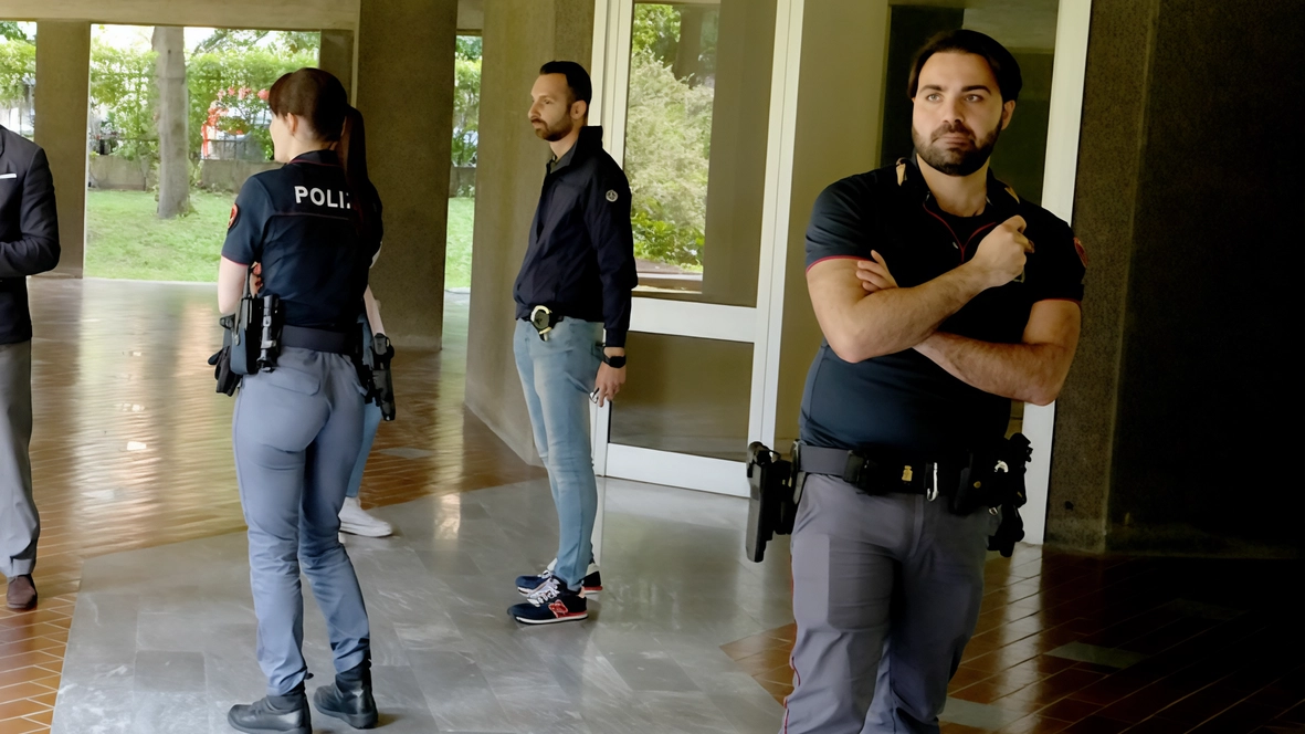 Agenti della Questura al lavoro Agenti della Questura al lavoro