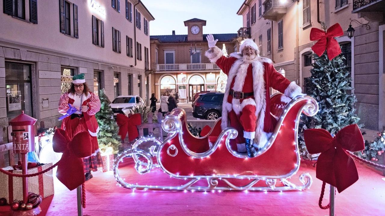 La rassegna "Scintille di Natale" a Cantù inizia con un corteo di ballerini e offre una varietà di eventi fino all'Epifania, tra cui esibizioni di danza, luminarie e concerti in diverse location della città. La rassegna "Scintille di Natale" a Cantù inizia con un corteo di ballerini e offre una varietà di eventi fino all'Epifania, tra cui esibizioni di danza, luminarie e concerti in diverse location della città.