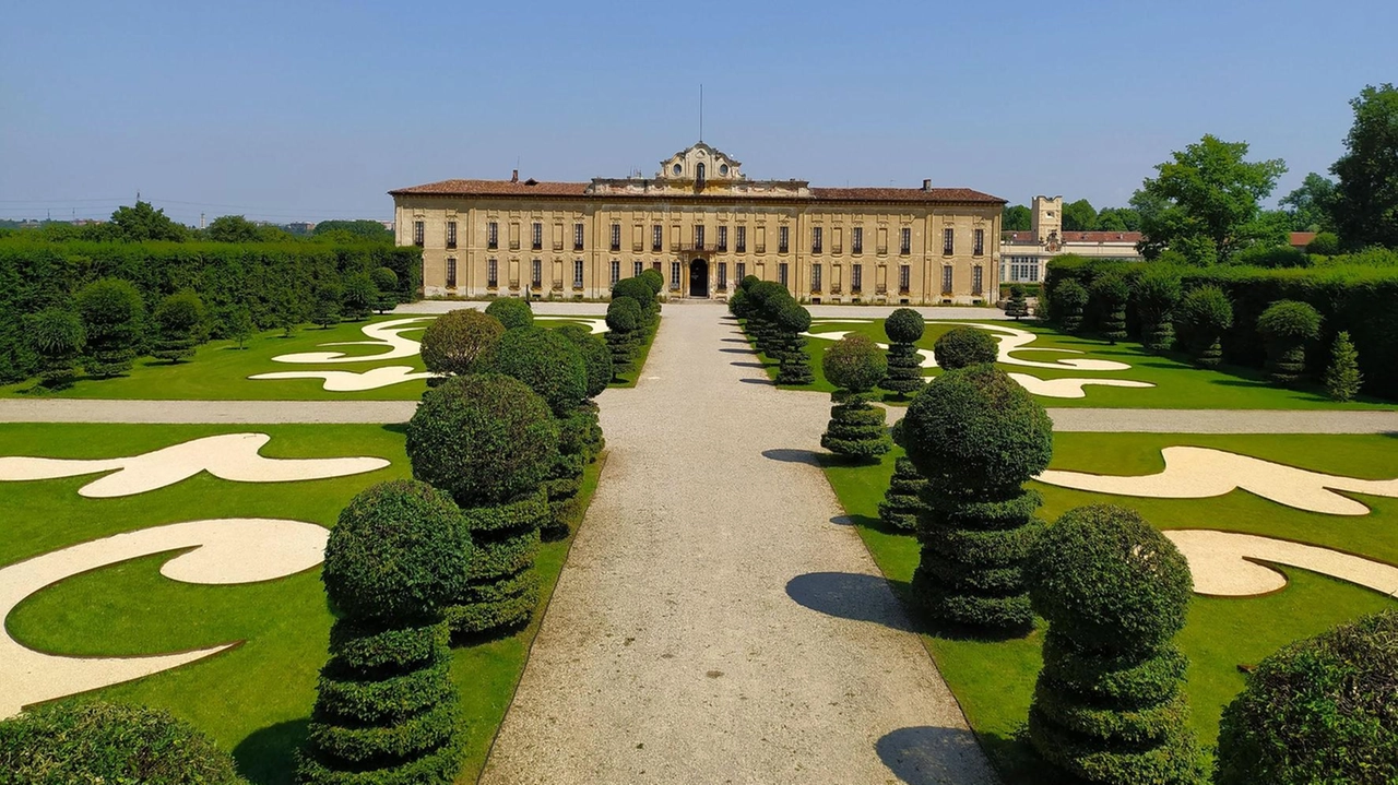 Bollate, dopo nove anni terminati i lavori di riqualificazione di tutte le facciate del palazzo nobiliare Bollate, dopo nove anni terminati i lavori di riqualificazione di tutte le facciate del palazzo nobiliare