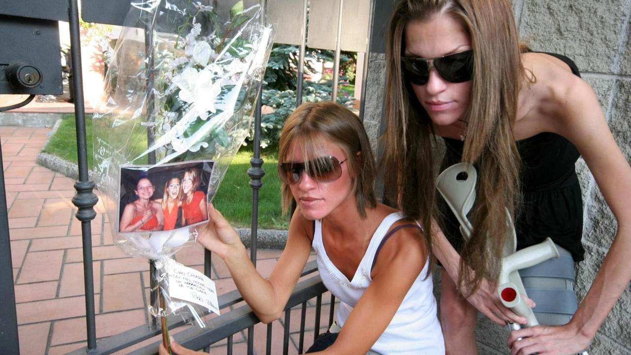 Stefania (a sinistra) e Paola Cappa, le cugine di Chiara Poggi, con il fotomontaggio Stefania (a sinistra) e Paola Cappa, le cugine di Chiara Poggi, con il fotomontaggio