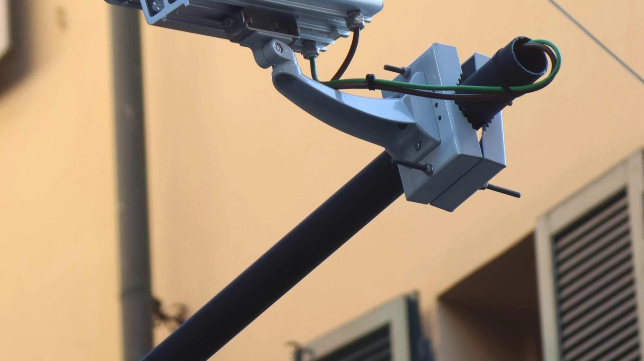 Dalle telecamere i carabinieri confidano di trovare elementi utili per riconoscere bandito e complice Dalle telecamere i carabinieri confidano di trovare elementi utili per riconoscere bandito e complice