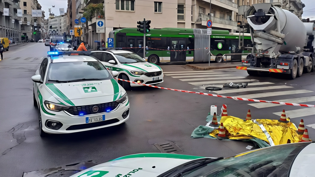 I rilievi della polizia locale in corso di Porta Vittoria dopo l’incidente mortale di Cristina Scozia