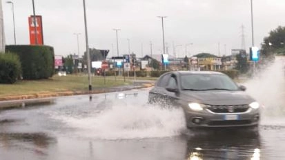 Una rotonda allagata ad Assago