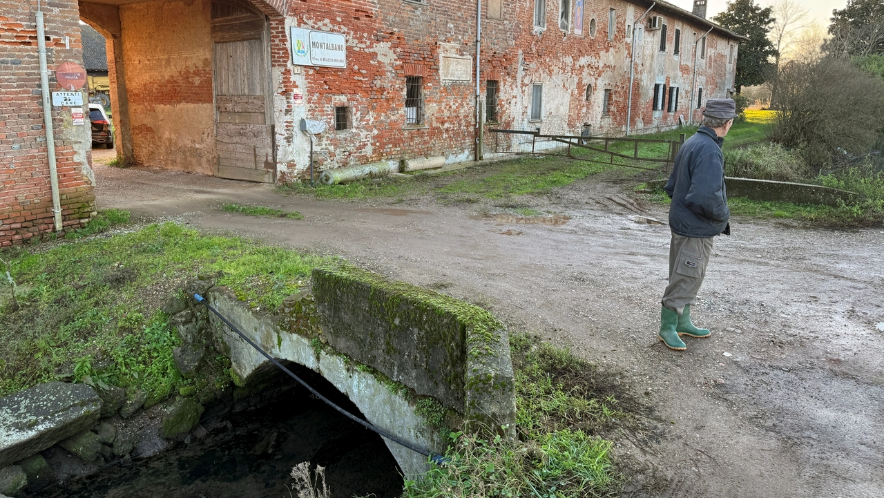 Mobili, sacchi e altri rifiuti sono stati scaricati in località Cascina Montalbano Mobili, sacchi e altri rifiuti sono stati scaricati in località Cascina Montalbano
