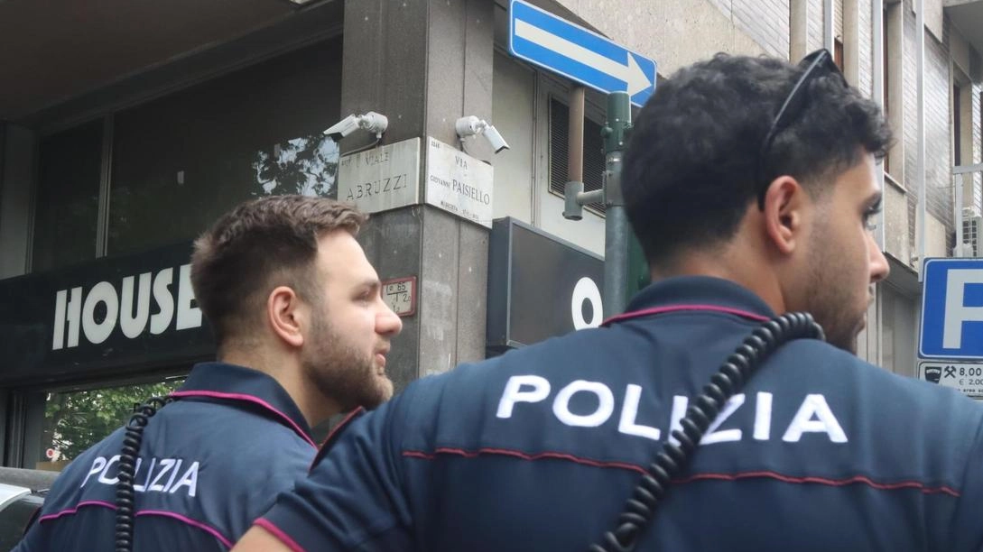 Il Patek Philippe è di un turista tedesco residente in Svizzera, preso di mira mentre passeggiava in corso Matteotti Ma i due “sospetti“ erano nel frattempo stati notati dai poliziotti Il Patek Philippe è di un turista tedesco residente in Svizzera, preso di mira mentre passeggiava in corso Matteotti Ma i due “sospetti“ erano nel frattempo stati notati dai poliziotti