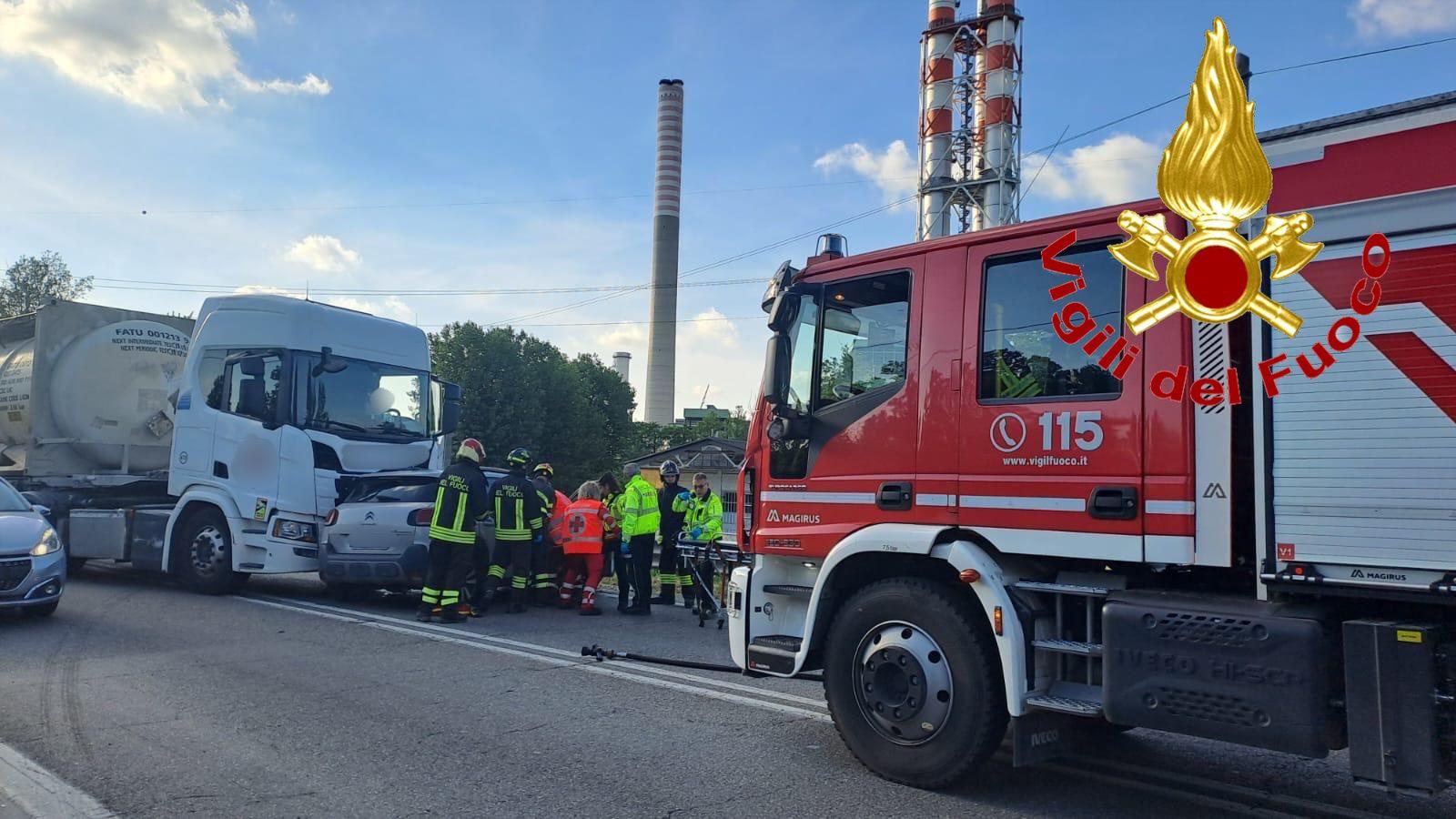 Scontro tra auto e camion sulla via Emilia a Montanaso Lombardo: grave un uomo