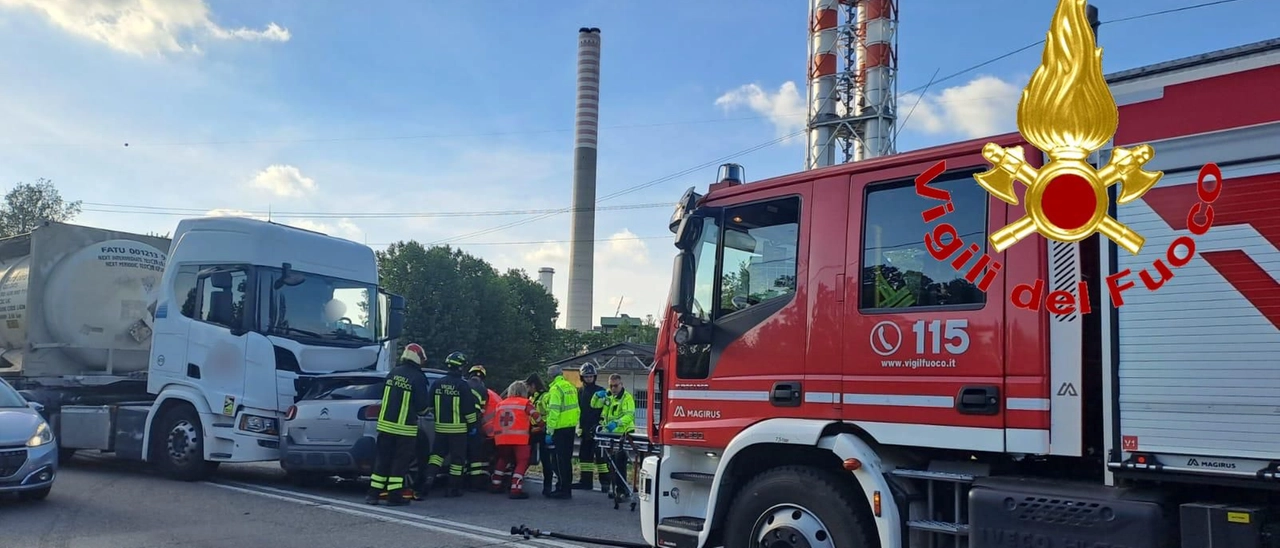 Scontro tra auto e camion sulla via Emilia a Montanaso Lombardo: grave un uomo