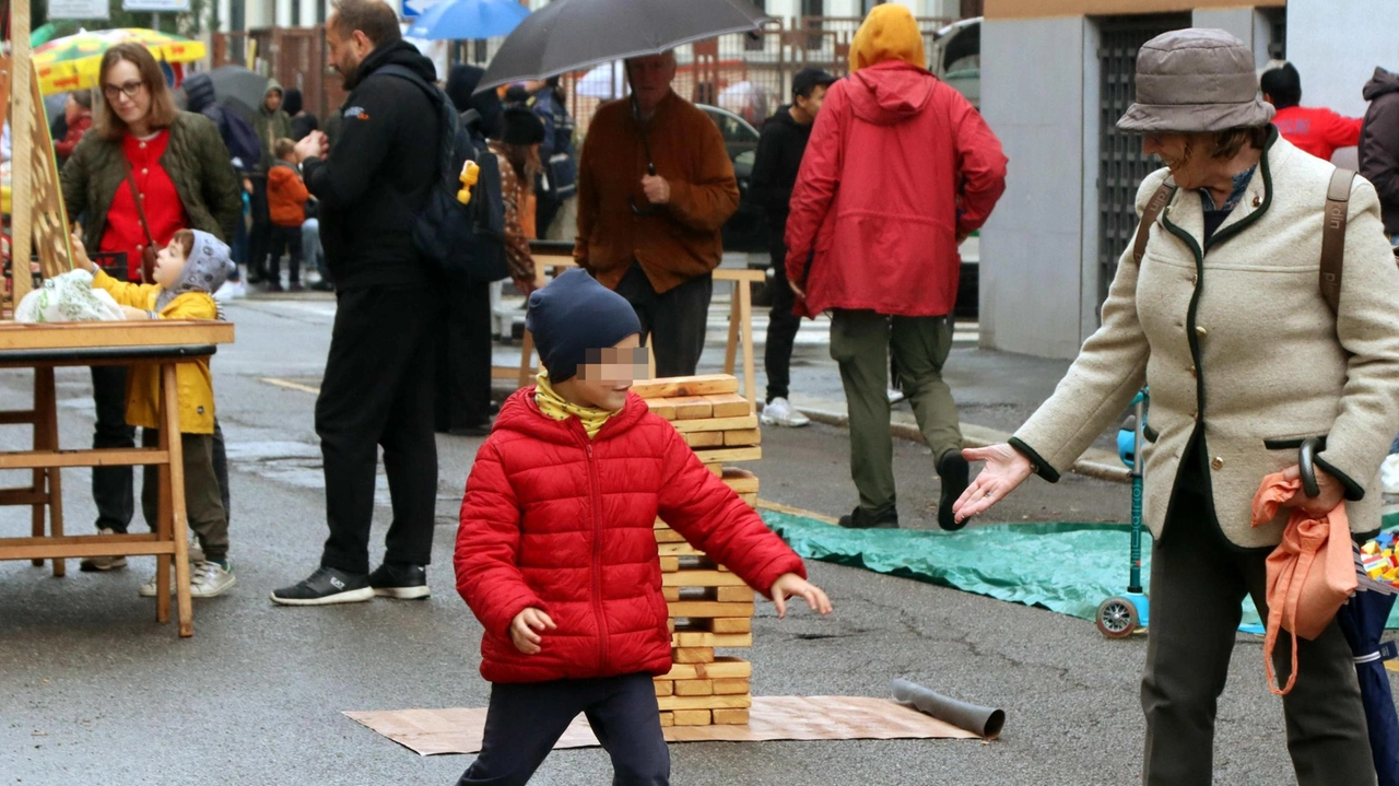 A Milano, Streets For Kids coinvolge duemila persone per strade scolastiche sicure e aria pulita. Iniziative e studi evidenziano l'impatto positivo sul traffico e l'inquinamento. A Milano, Streets For Kids coinvolge duemila persone per strade scolastiche sicure e aria pulita. Iniziative e studi evidenziano l'impatto positivo sul traffico e l'inquinamento.