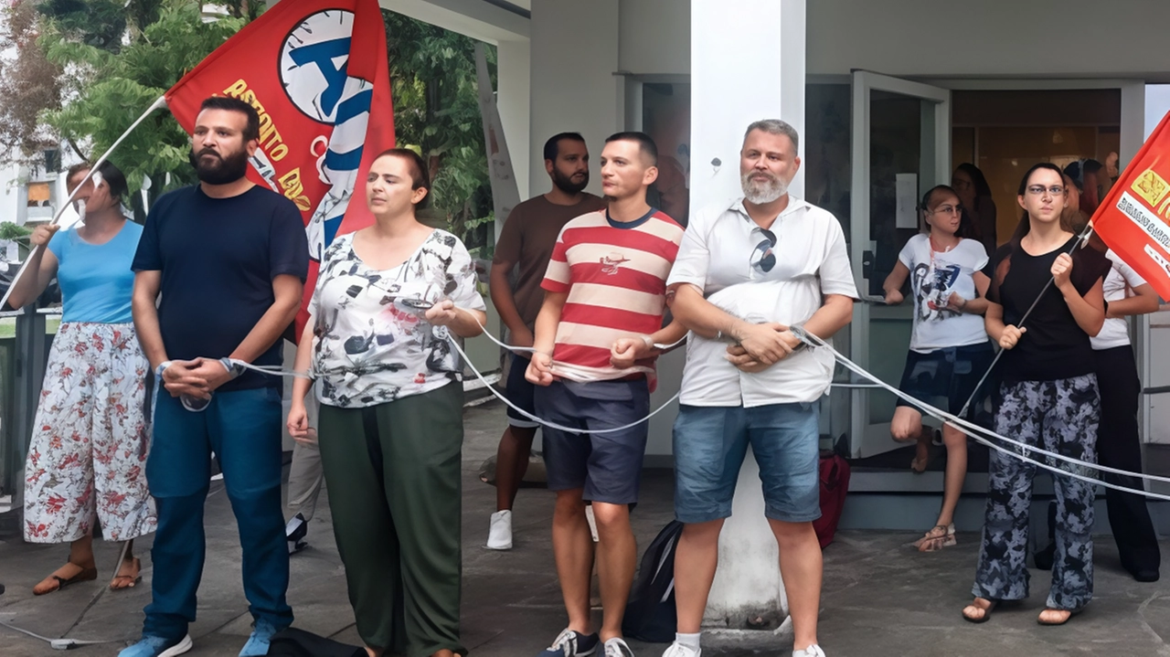 La protesta dei docenti precari incatenati all’Ufficio scolastico territoriale di Milano La protesta dei docenti precari incatenati all’Ufficio scolastico territoriale di Milano