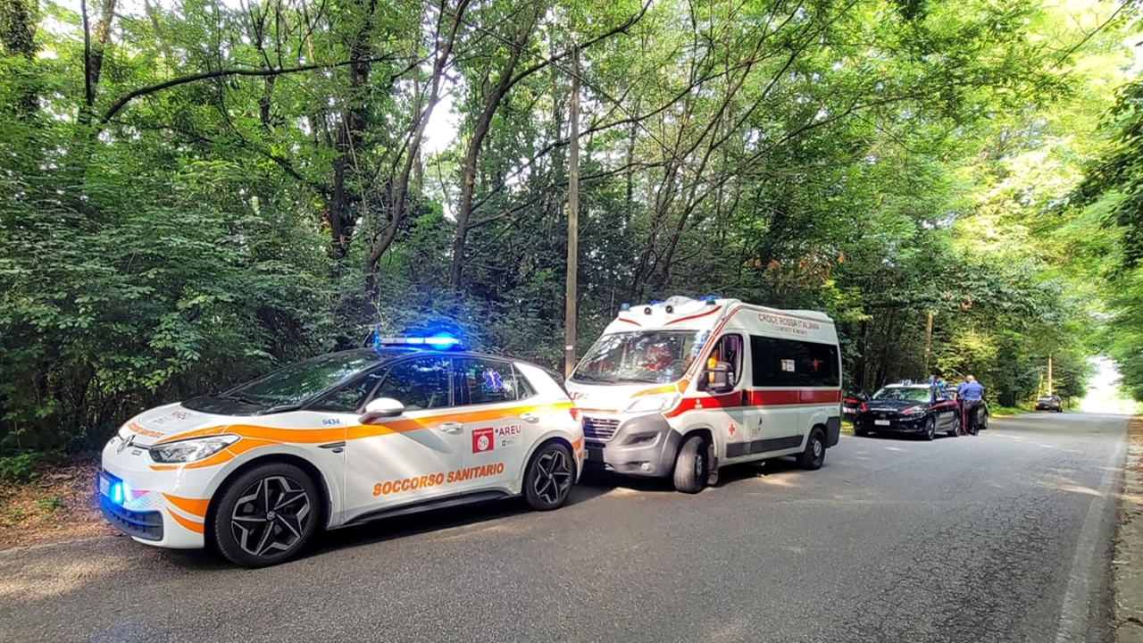 Ambulanza e carabinieri in azione Ambulanza e carabinieri in azione