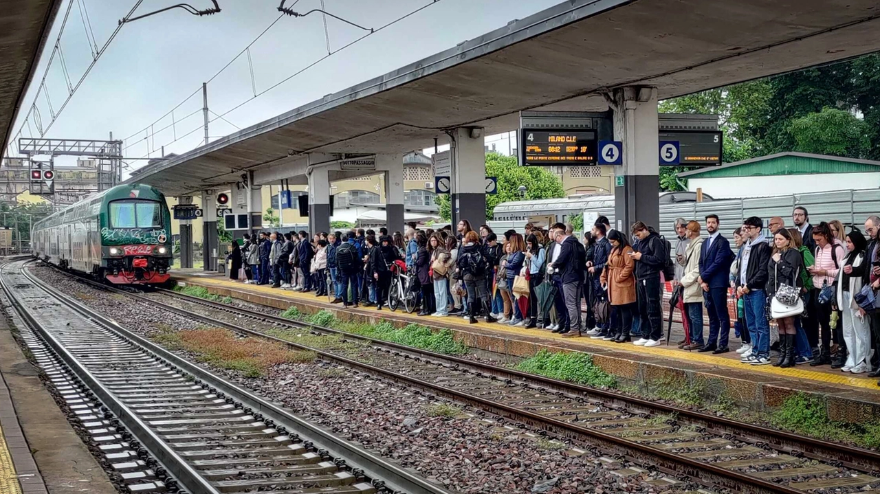 Centinaia di viaggiatori sono rimasti bloccati per ore sui treni in attesa della risoluzione dei guasti (foto di repertorio) Centinaia di viaggiatori sono rimasti bloccati per ore sui treni in attesa della risoluzione dei guasti (foto di repertorio)