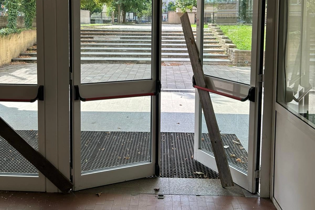 Vandali scuola primaria Baranzate