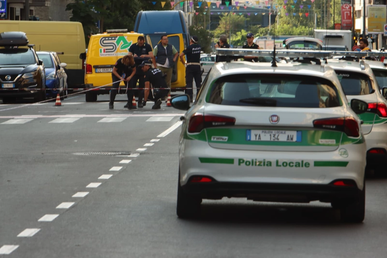 Quello fra le vie Tolstoj e Vespri Siciliani è uno degli incroci più trafficati e pericolosi