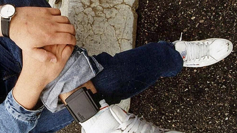 Il braccialetto elettronico è stato applicato per impedire allo stalker di avvicinarsi alla vittima Il braccialetto elettronico è stato applicato per impedire allo stalker di avvicinarsi alla vittima
