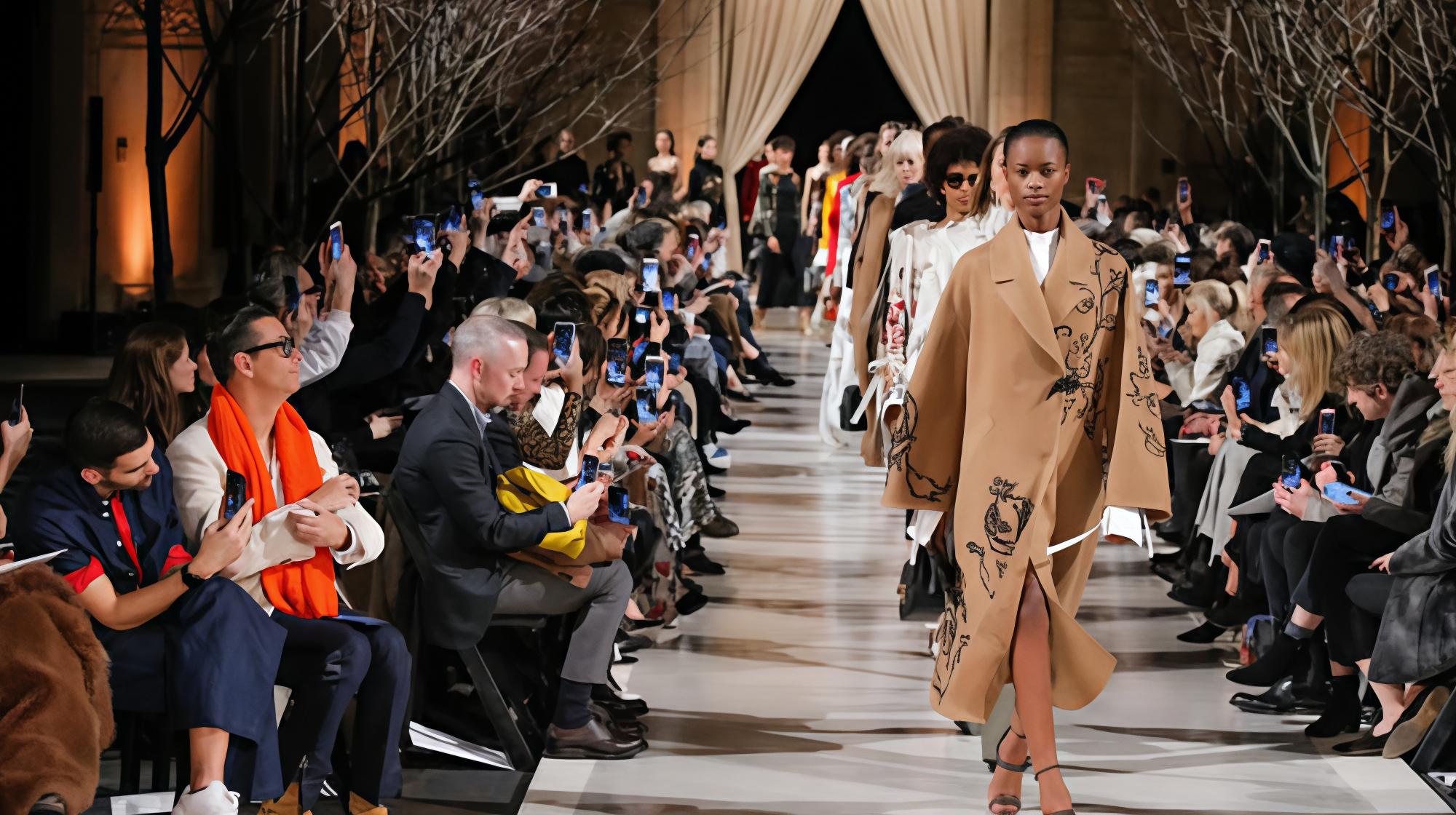 Caldo soffocante a Milano, giovane modella sviene durante una sfilata della Fashion Week: portata via in ambulanza Caldo soffocante a Milano, giovane modella sviene durante una sfilata della Fashion Week: portata via in ambulanza