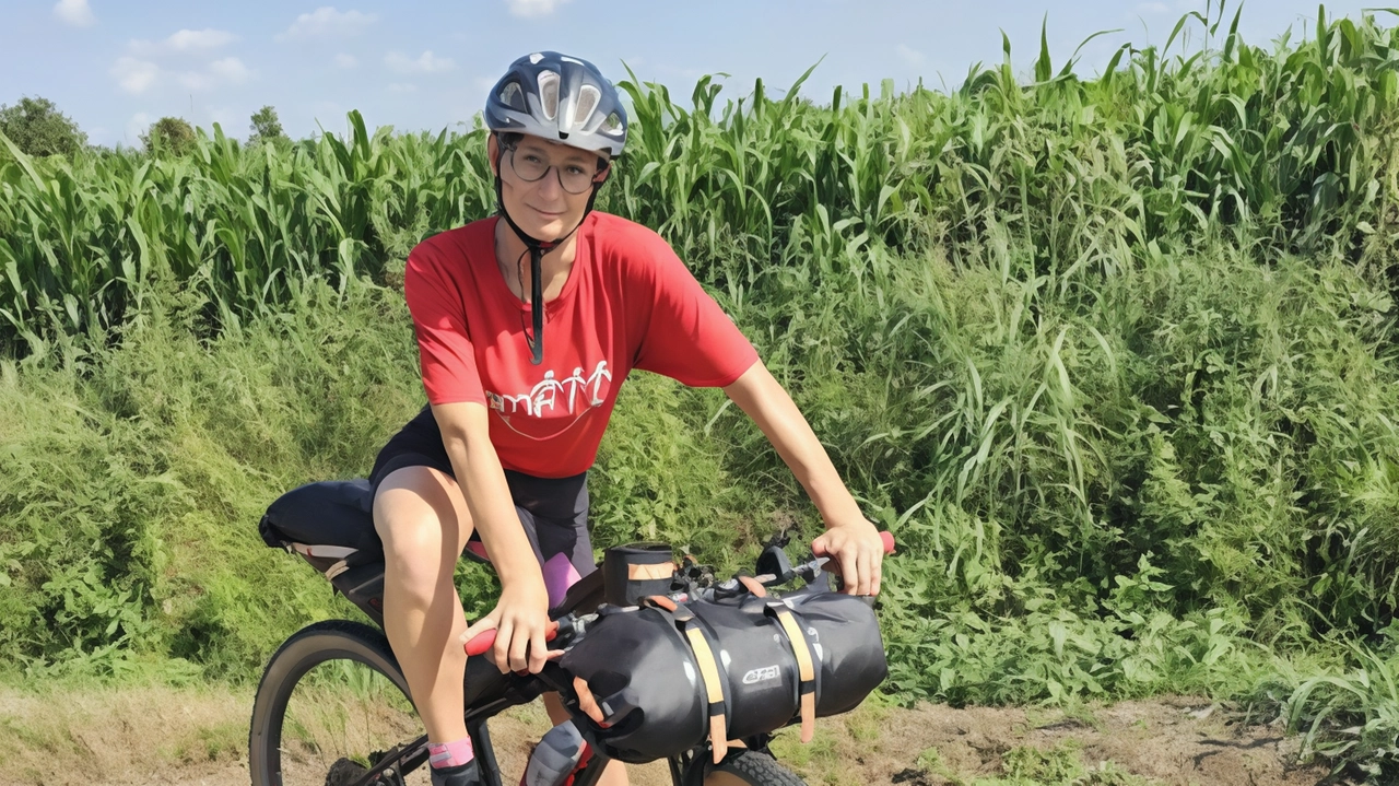 Simona Casana, 50 anni, bresciana, percorrerà 850 km in bicicletta per sostenere l'Ail contro leucemie e linfomi. L'iniziativa benefica "PedAILiamo Insieme" mira a finanziare le Case AIL per pazienti onco-ematologici. Partenza il 14 settembre da Brescia, arrivo a Pesaro il 21 e ritorno il 22. La pedalata solitaria sarà supportata da Givi Bike e Fiab. Simona Casana, 50 anni, bresciana, percorrerà 850 km in bicicletta per sostenere l'Ail contro leucemie e linfomi. L'iniziativa benefica "PedAILiamo Insieme" mira a finanziare le Case AIL per pazienti onco-ematologici. Partenza il 14 settembre da Brescia, arrivo a Pesaro il 21 e ritorno il 22. La pedalata solitaria sarà supportata da Givi Bike e Fiab.