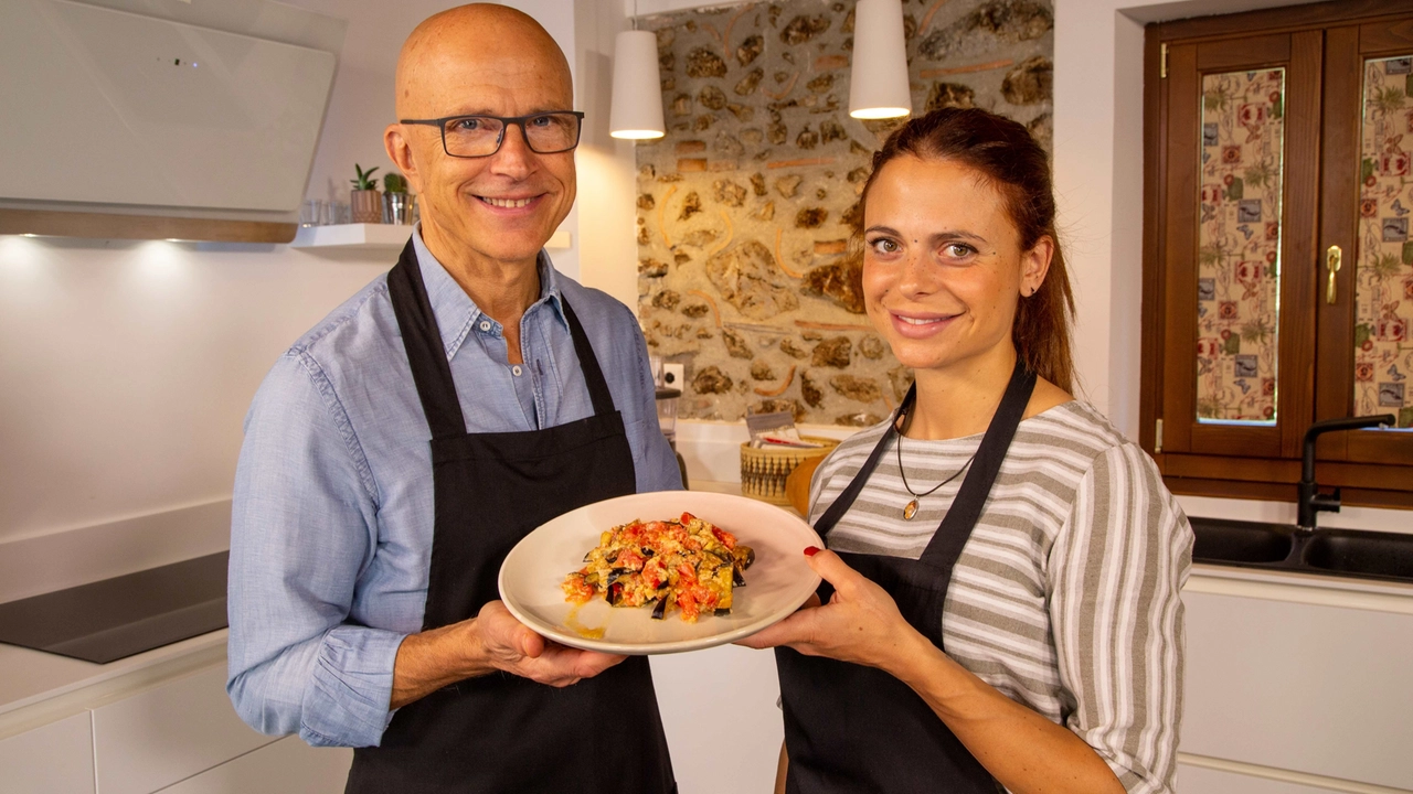 Giorgio Mastrota e sua figlia Natalia con la ricetta melanzane fritte al pomodoro (Foto ufficio stampa)