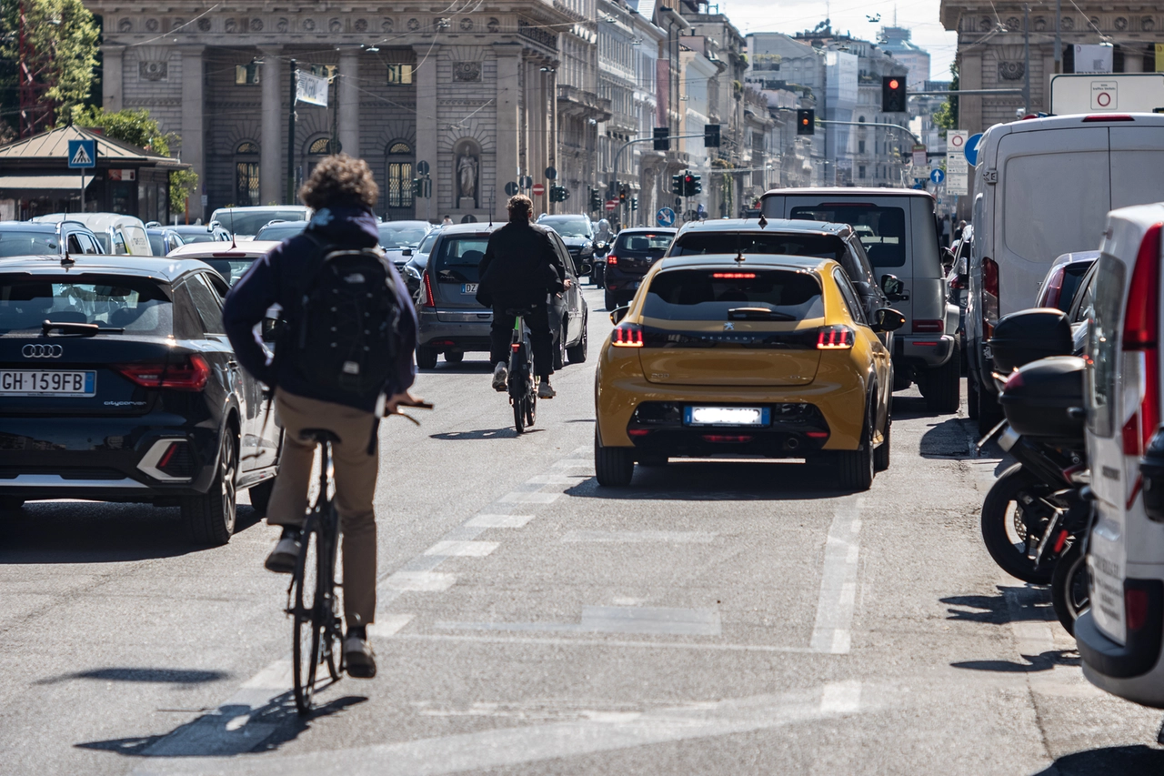La pista di corso Buenos Aires, esempio di difficile convivenza fra auto e ciclisti (Canella)