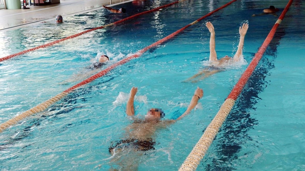 Una piscina (foto di archivio) Una piscina (foto di archivio)
