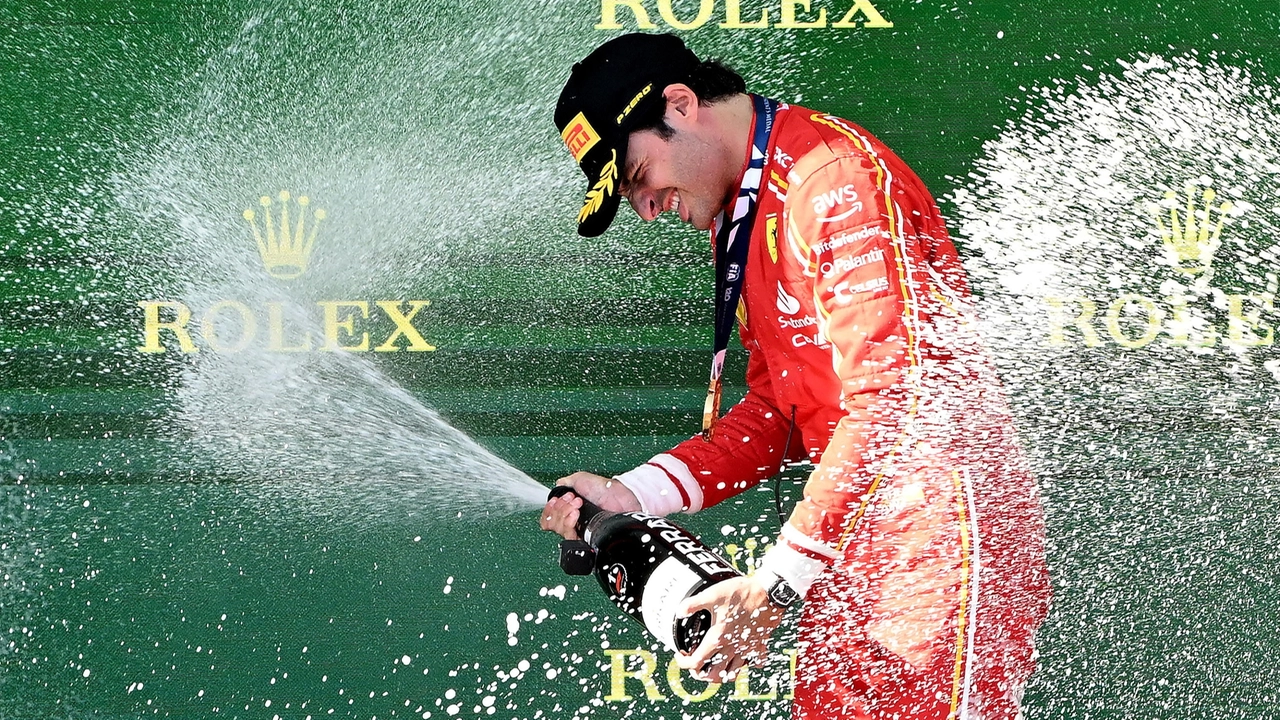 Sainz trionfa nel Gp di Australia, doppietta Ferrari: Leclerc è secondo. Verstappen ritirato