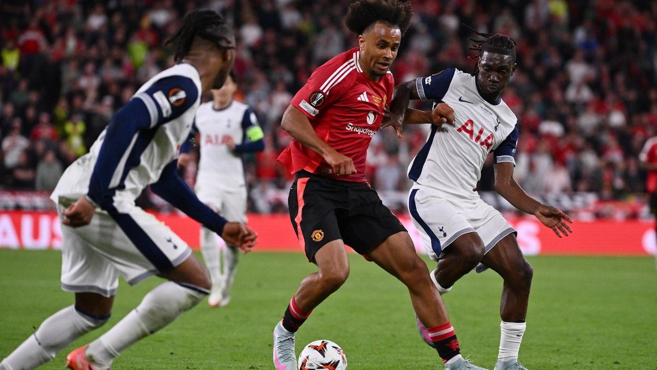 Joshua Zirkzee (al centro in maglia rossa), classe 2001, a 16 anni approda nel vivaio del Bayern Monaco Joshua Zirkzee (al centro in maglia rossa), classe 2001, a 16 anni approda nel vivaio del Bayern Monaco