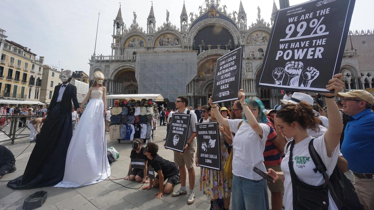 Alcuni attivisti inscenano un matrimonio davanti alla Basilica Alcuni attivisti inscenano un matrimonio davanti alla Basilica