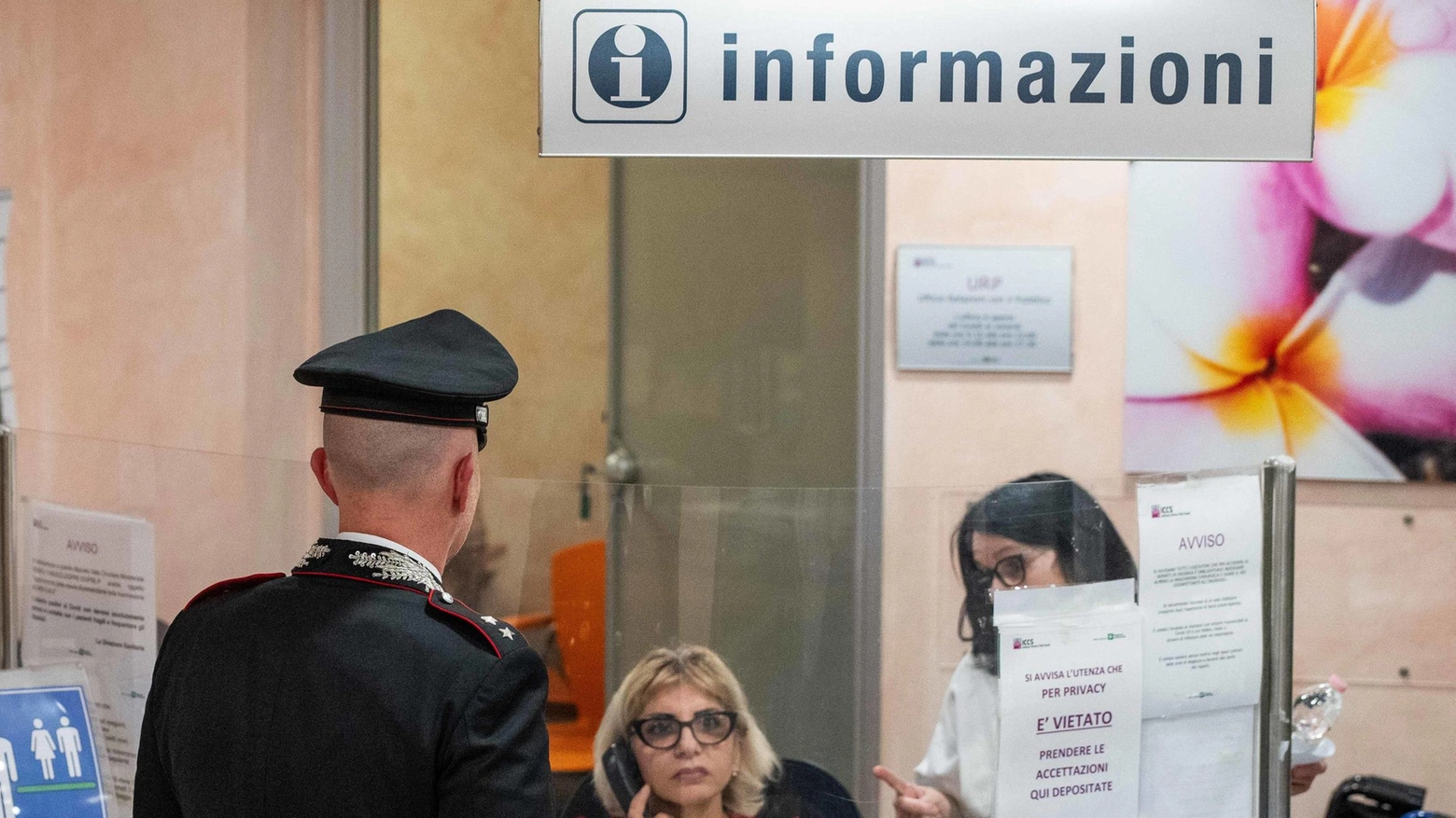 Un uomo italiano no vax rifiuta di indossare la mascherina in ospedale, costringendo l'intervento dei militari per farlo desistere