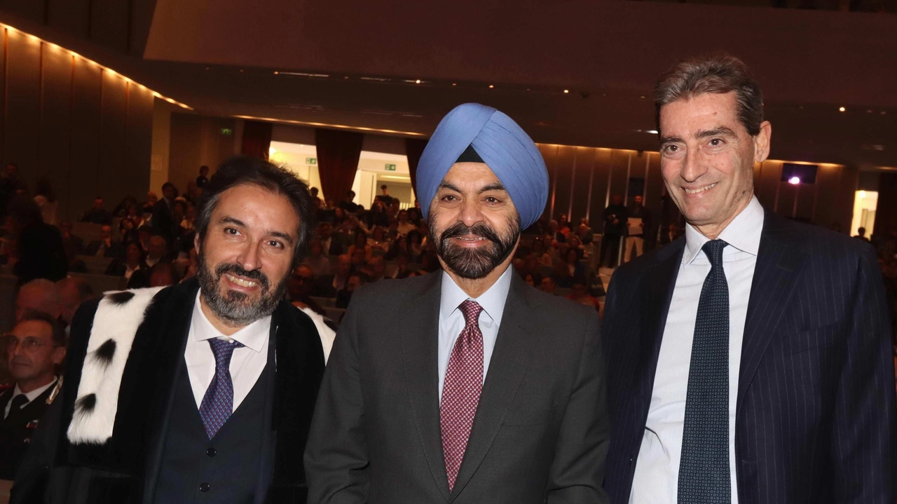 Da sinistra: il rettore della Bocconi Francesco Billari, il presidente della Banca Mondiale Ajay Banga e Andrea Sironi, presidente dell’ateneo Da sinistra: il rettore della Bocconi Francesco Billari, il presidente della Banca Mondiale Ajay Banga e Andrea Sironi, presidente dell’ateneo
